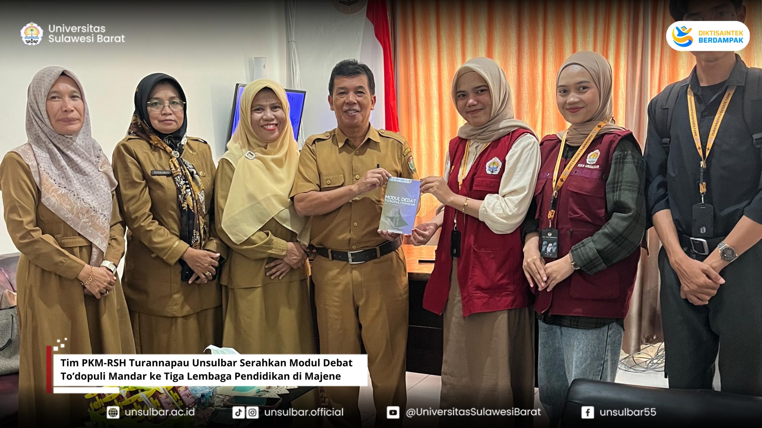 Tim PKM-RSH Turannapau Unsulbar Serahkan Modul Debat To’dopuli Mandar ke Tiga Lembaga Pendidikan di Majene  