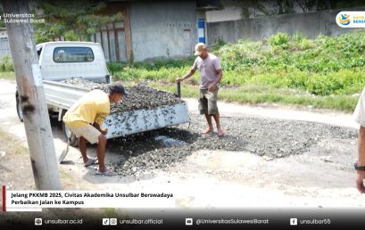 Jelang PKKMB 2025, Civitas Akademika Unsulbar Berswadaya Perbaikan Jalan ke Kampus