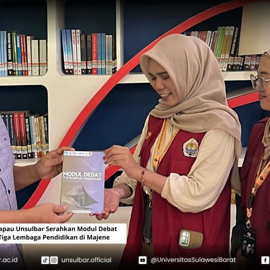 Tim PKM-RSH Turannapau Unsulbar Serahkan Modul Debat To’dopuli Mandar ke Tiga Lembaga Pendidikan di Majene  